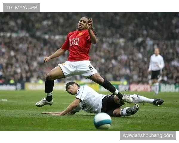 足球明星段位滑铲技巧揭秘如何在比赛中巧妙运用滑铲提升防守能力